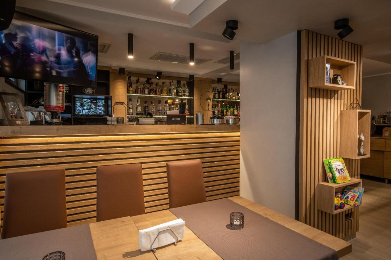 Apartament Tatu Bar&Grill Отопени Экстерьер фото